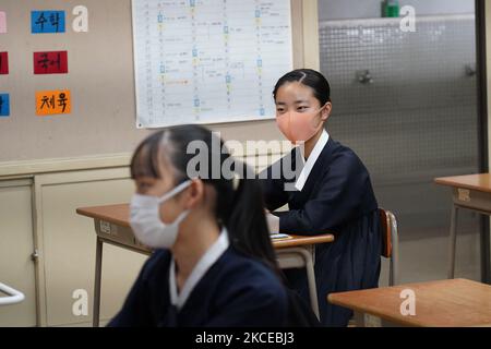 Gli studenti che indossano maschere facciali rimangono seduti alle loro scrivanie durante una conferenza alla scuola coreana di Hiroshima il 9 maggio 2021 a Hiroshima, Giappone. La scuola fornisce asilo alla scuola superiore per i discendenti coreani in Giappone, le cui famiglie si sono trasferite dalla penisola coreana durante il dominio coloniale giapponese dal 1910 al 1945. La maggior parte delle 48 prefetture giapponesi hanno scuole coreane. (Foto di Jinhee Lee/NurPhoto) Foto Stock