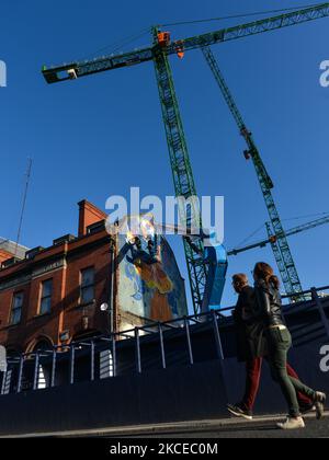 Kathrina Rupit aka KINMX, artista messicano che vive a Dublino, sta lavorando a un nuovo murale 'trasformazione' nel centro di Dublino. Martedì 11 maggio 2021, a Dublino, Irlanda. (Foto di Artur Widak/NurPhoto) Foto Stock