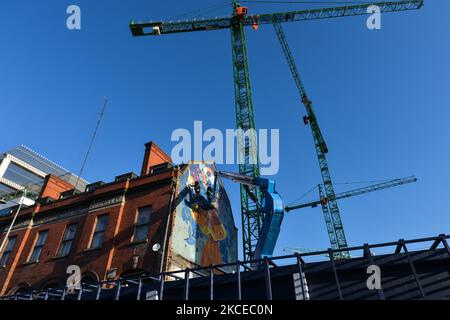 Kathrina Rupit aka KINMX, artista messicano che vive a Dublino, sta lavorando a un nuovo murale 'trasformazione' nel centro di Dublino. Martedì 11 maggio 2021, a Dublino, Irlanda. (Foto di Artur Widak/NurPhoto) Foto Stock