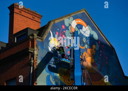 Kathrina Rupit aka KINMX, artista messicano che vive a Dublino, sta lavorando a un nuovo murale 'trasformazione' nel centro di Dublino. Martedì 11 maggio 2021, a Dublino, Irlanda. (Foto di Artur Widak/NurPhoto) Foto Stock