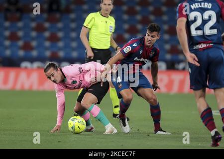 Antoine Griezmann (L), centrocampista del FC Barcelona, e Rober Pier (R), difensore del Levante, durante la partita spagnola della Liga tra il Levante UD e il Futbol Club Barcelona allo stadio Ciutat de Valencia, il 11 maggio 2021. (Foto di Jose Miguel Fernandez/NurPhoto) Foto Stock