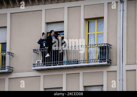 Elizabet minaccia di buttarsi fuori dal balcone quando l'evacuazione della casa in cui ha vissuto, appartenente alla EMVS (Municipal Housing and Land Company di Madrid) è eseguita. 11 anni e l'EMVS ha rifiutato di regolarizzare. A Lavapies, Madrid, Spagna, il 12 maggio 2021. (Foto di Jon Imanol Reino/NurPhoto) Foto Stock