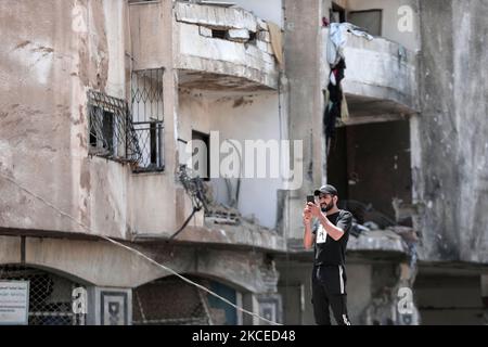 I palestinesi ispezionano i danni in un edificio residenziale dopo che è stato colpito dagli attacchi aerei israeliani in mezzo all'escalation della violenza israelo-palestinese il 12 maggio 2021 nella città di Gaza. Il Ministero della Salute nella striscia di Gaza, gestita da Hamas, ha dichiarato che il numero di palestinesi uccisi è salito a 35, di cui 12 bambini, mentre 233 persone sono state segnalate ferite.(Foto di Momen Faiz/NurPhoto) Foto Stock