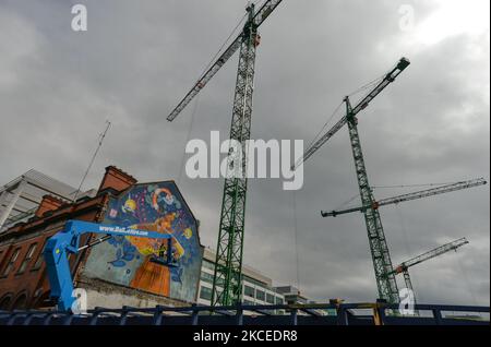 Kathrina Rupit aka KINMX, artista messicano che vive a Dublino, lavorando a un nuovo murale 'trasformazione' nel centro di Dublino. Mercoledì 12 maggio 2021, a Dublino, Irlanda. (Foto di Artur Widak/NurPhoto) Foto Stock