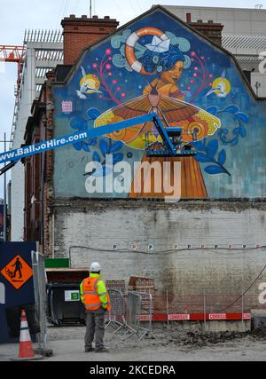 Kathrina Rupit aka KINMX, artista messicano che vive a Dublino, lavorando a un nuovo murale 'trasformazione' nel centro di Dublino. Mercoledì 12 maggio 2021, a Dublino, Irlanda. (Foto di Artur Widak/NurPhoto) Foto Stock