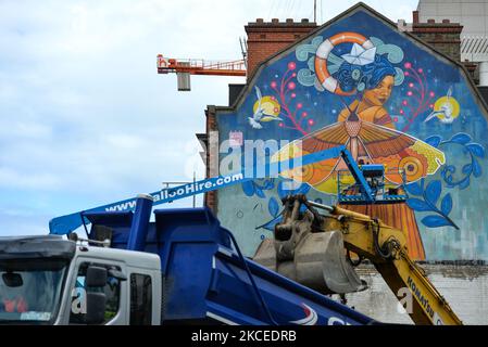 Kathrina Rupit aka KINMX, artista messicano che vive a Dublino, lavorando a un nuovo murale 'trasformazione' nel centro di Dublino. Mercoledì 12 maggio 2021, a Dublino, Irlanda. (Foto di Artur Widak/NurPhoto) Foto Stock