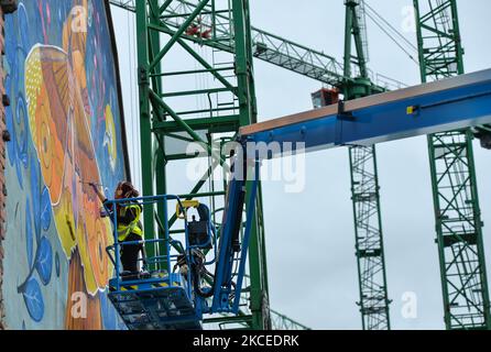 Kathrina Rupit aka KINMX, artista messicano che vive a Dublino, lavorando a un nuovo murale 'trasformazione' nel centro di Dublino. Mercoledì 12 maggio 2021, a Dublino, Irlanda. (Foto di Artur Widak/NurPhoto) Foto Stock