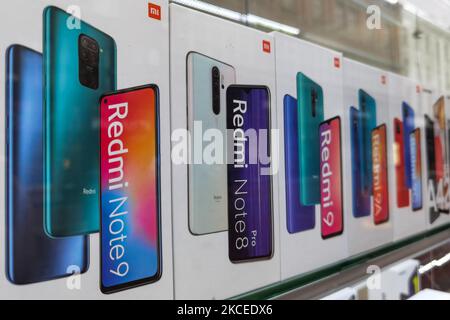 Acquista la vetrina con i prodotti Xiaomi, inclusi i più recenti telefoni Redmi Note. Sabato, 8 maggio 2021, a Dublino, Irlanda. (Foto di Artur Widak/NurPhoto) Foto Stock