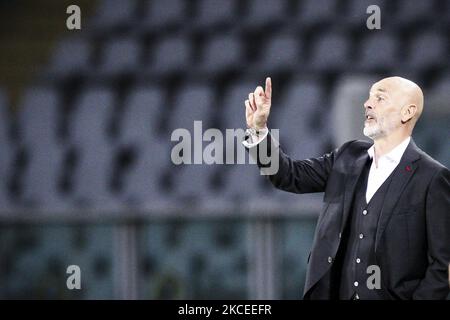 L'allenatore milanese Stefano Pioli gesta durante la Serie A partita di calcio n.36 TORINO - MILANO il 12 maggio 2021 allo Stadio Olimpico Grande Torino di Torino, Piemonte, Italia. Risultato finale: Torino-Milano 0-7. Gli stadi sportivi in tutta Italia restano soggetti a rigorose restrizioni a causa del Coronavirus Pandemic, in quanto le leggi governative di allontanamento sociale vietano ai fan di entrare nei locali, con conseguente gioco a porte chiuse. (Foto di Matteo Bottanelli/NurPhoto) Foto Stock