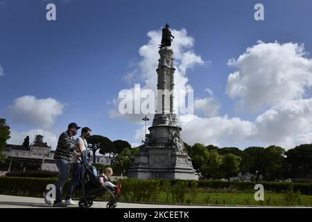 Le persone che indossano maschere protettive camminano vicino a un monumento nel giardino Vasco da Gama, a Belem, Lisbona. 12 maggio 2021. Nelle ultime 24 ore, altri 485 casi di persone infette da covid-19 sono stati registrati in Portogallo, secondo i dati rilasciati mercoledì 12 maggio, dalla direzione Generale della Salute (DGS). Il numero di nuove infezioni è il più alto dal 28 aprile. Sono stati segnalati anche quattro decessi correlati alla malattia, portando il numero totale di decessi dall'inizio della pandemia a 16.998. (Foto di Jorge Mantilla/NurPhoto) Foto Stock