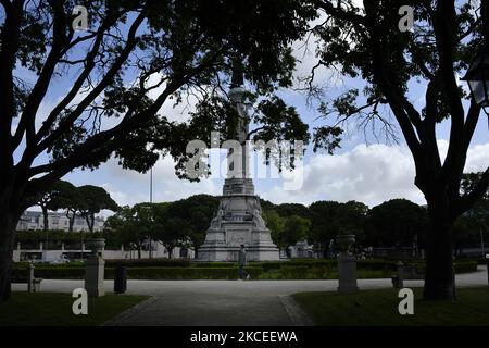 Un uomo cammina nella zona del giardino Afonso de Albuquerque a Belem, Lisbona. 12 maggio 2021. Nelle ultime 24 ore, altri 485 casi di persone infette da covid-19 sono stati registrati in Portogallo, secondo i dati rilasciati mercoledì 12 maggio, dalla direzione Generale della Salute (DGS). Il numero di nuove infezioni è il più alto dal 28 aprile. Sono stati segnalati anche quattro decessi correlati alla malattia, portando il numero totale di decessi dall'inizio della pandemia a 16.998. (Foto di Jorge Mantilla/NurPhoto) Foto Stock