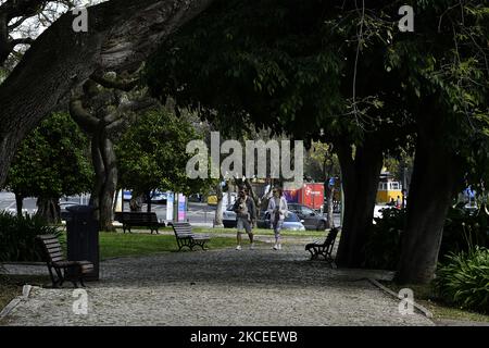 Due persone camminano nella zona del giardino PraÃ do Imperio, a Belem, Lisbona. 12 maggio 2021. Nelle ultime 24 ore, altri 485 casi di persone infette da covid-19 sono stati registrati in Portogallo, secondo i dati rilasciati mercoledì 12 maggio, dalla direzione Generale della Salute (DGS). Il numero di nuove infezioni è il più alto dal 28 aprile. Sono stati segnalati anche quattro decessi correlati alla malattia, portando il numero totale di decessi dall'inizio della pandemia a 16.998. (Foto di Jorge Mantilla/NurPhoto) Foto Stock