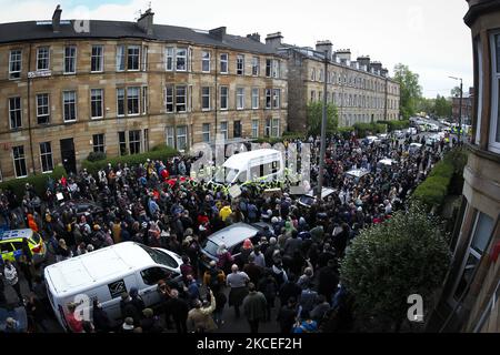 I manifestanti bloccano un furgone per l'applicazione dell'immigrazione negli uffici domestici del Regno Unito dopo un tentativo di raid effettuato la mattina a Kenmure Street a Pollokshields il 13 maggio 2021 a Glasgow, Scozia. (Foto di Ewan Bootman/NurPhoto) Foto Stock