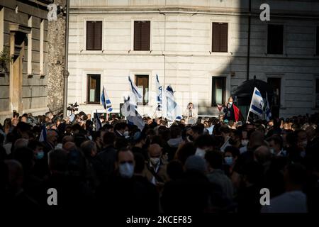 La comunità ebraica di Roma si è riunita al Portico d'Ottavia a sostegno di Israele dopo che il conflitto in Medio Oriente si è rifatto. Anche alcuni politici hanno mostrato la loro solidarietà il 12 maggio 2021 a Roma (Foto di Andrea Ronchini/NurPhoto) Foto Stock