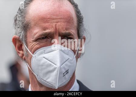 Il Governatore del Veneto Luca Zaia. Il generale dell'Esercito Italiano Francesco Paolo Figliuolo si è recato oggi, accompagnato dal Governatore del Veneto Luca Zaia, al Padiglione 8 del complesso Padova Fiere per vedere l'avanzamento della campagna di vaccinazione contro il covid19. Dopo una breve visita e alcune battute con i giornalisti, il generale partì per l'Ospedale militare di Padova. Padova, Italia, 13 maggio 2021. (Foto di Roberto Silvino/NurPhoto) Foto Stock