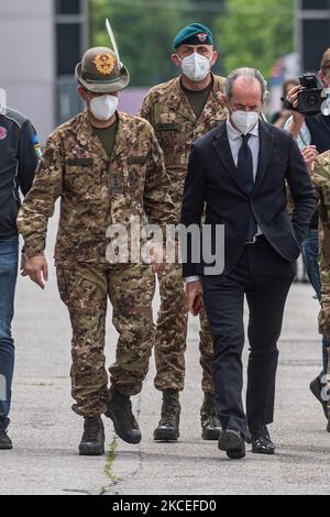 L'arrivo dell'Esercito Generale Francesco Paolo Figliuolo con il Governatore del Veneto Luca Zaia al Padiglione 8 della Fiera di Padova il Generale dell'Esercito Italiano Francesco Paolo Figliuolo è andato oggi, accompagnato dal Governatore del Veneto Luca Zaia, Al Padiglione 8 del complesso Padova Fiere per vedere l'avanzamento della campagna di vaccinazione contro il covid19. Dopo una breve visita e alcune battute con i giornalisti, il generale partì per l'Ospedale militare di Padova. Padova, Italia, 13 maggio 2021. (Foto di Roberto Silvino/NurPhoto) Foto Stock