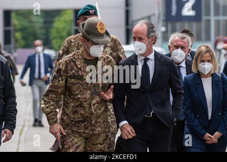 L'arrivo dell'Esercito Generale Francesco Paolo Figliuolo con il Governatore del Veneto Luca Zaia al Padiglione 8 della Fiera di Padova il Generale dell'Esercito Italiano Francesco Paolo Figliuolo è andato oggi, accompagnato dal Governatore del Veneto Luca Zaia, Al Padiglione 8 del complesso Padova Fiere per vedere l'avanzamento della campagna di vaccinazione contro il covid19. Dopo una breve visita e alcune battute con i giornalisti, il generale partì per l'Ospedale militare di Padova. Padova, Italia, 13 maggio 2021. (Foto di Roberto Silvino/NurPhoto) Foto Stock