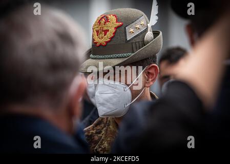 Il Generale dell'Esercito Italiano Francesco Paolo Figliuolo. Il generale dell'Esercito Italiano Francesco Paolo Figliuolo si è recato oggi, accompagnato dal Governatore del Veneto Luca Zaia, al Padiglione 8 del complesso Padova Fiere per vedere l'avanzamento della campagna di vaccinazione contro il covid19. Dopo una breve visita e alcune battute con i giornalisti, il generale partì per l'Ospedale militare di Padova. Padova, Italia, 13 maggio 2021. (Foto di Roberto Silvino/NurPhoto) Foto Stock