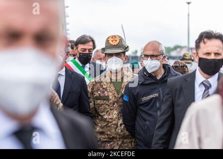 Il Generale dell'Esercito Italiano Francesco Paolo Figliuolo. Il generale dell'Esercito Italiano Francesco Paolo Figliuolo si è recato oggi, accompagnato dal Governatore del Veneto Luca Zaia, al Padiglione 8 del complesso Padova Fiere per vedere l'avanzamento della campagna di vaccinazione contro il covid19. Dopo una breve visita e alcune battute con i giornalisti, il generale partì per l'Ospedale militare di Padova. Padova, Italia, 13 maggio 2021. (Foto di Roberto Silvino/NurPhoto) Foto Stock