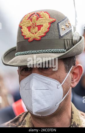 Il Generale dell'Esercito Italiano Francesco Paolo Figliuolo. Il generale dell'Esercito Italiano Francesco Paolo Figliuolo si è recato oggi, accompagnato dal Governatore del Veneto Luca Zaia, al Padiglione 8 del complesso Padova Fiere per vedere l'avanzamento della campagna di vaccinazione contro il covid19. Dopo una breve visita e alcune battute con i giornalisti, il generale partì per l'Ospedale militare di Padova. Padova, Italia, 13 maggio 2021. (Foto di Roberto Silvino/NurPhoto) Foto Stock