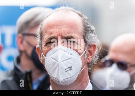 Il Governatore del Veneto Luca Zaia. Il generale dell'Esercito Italiano Francesco Paolo Figliuolo si è recato oggi, accompagnato dal Governatore del Veneto Luca Zaia, al Padiglione 8 del complesso Padova Fiere per vedere l'avanzamento della campagna di vaccinazione contro il covid19. Dopo una breve visita e alcune battute con i giornalisti, il generale partì per l'Ospedale militare di Padova. Padova, Italia, 13 maggio 2021. (Foto di Roberto Silvino/NurPhoto) Foto Stock