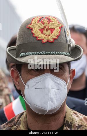 Il Generale dell'Esercito Italiano Francesco Paolo Figliuolo. Il generale dell'Esercito Italiano Francesco Paolo Figliuolo si è recato oggi, accompagnato dal Governatore del Veneto Luca Zaia, al Padiglione 8 del complesso Padova Fiere per vedere l'avanzamento della campagna di vaccinazione contro il covid19. Dopo una breve visita e alcune battute con i giornalisti, il generale partì per l'Ospedale militare di Padova. Padova, Italia, 13 maggio 2021. (Foto di Roberto Silvino/NurPhoto) Foto Stock