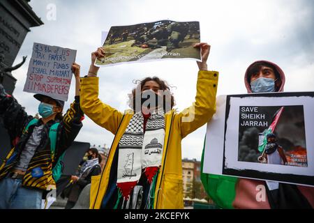 La gente dimostra solidarietà con la Palestina nella piazza principale di Cracovia, Polonia, il 13 maggio 2021. I manifestanti chiedevano di porre fine agli attacchi israeliani contro i palestinesi nella striscia di Gaza che hanno lasciato decine di morti. (Foto di Beata Zawrzel/NurPhoto) Foto Stock