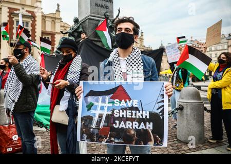 La gente dimostra solidarietà con la Palestina nella piazza principale di Cracovia, Polonia, il 13 maggio 2021. I manifestanti chiedevano di porre fine agli attacchi israeliani contro i palestinesi nella striscia di Gaza che hanno lasciato decine di morti. (Foto di Beata Zawrzel/NurPhoto) Foto Stock