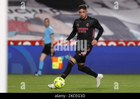 Fede Valverde, del Real Madrid durante la partita la Liga tra Granada CF e Real Madrid CF allo stadio Nuevo Los Carmenes il 13 maggio 2021 a Granada, Spagna. Gli stadi di calcio in Spagna rimangono chiusi ai tifosi a causa della Pandemia di Coronavirus. (Foto di Álex Cámara/NurPhoto) Foto Stock