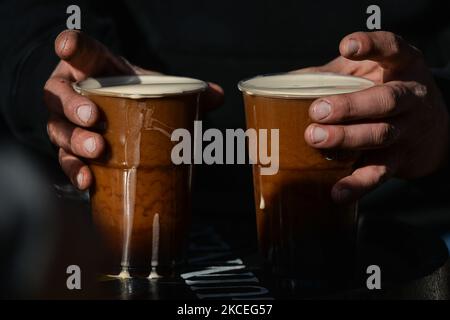 Una persona che raccoglie due pinte di Guinness in una tazza di plastica dal pub nel centro di Dublino. Giovedì, 13 maggio 2021, a Dublino, Irlanda. (Foto di Artur Widak/NurPhoto) Foto Stock