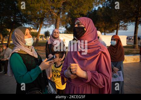 La protesta pro-palestinese contro il conflitto tra Israele e Palestina si tenne di fronte alla Torre Bianca, il punto di riferimento della città. Pochi locali, musulmani e arabi, alcuni dei quali palestinesi di origine da Gaza si sono riuniti per manifestare contro Israele, tenendo bandiera palestinese. Salonicco, Grecia il 13 maggio 2021 (Foto di Nicolas Economou/NurPhoto) Foto Stock