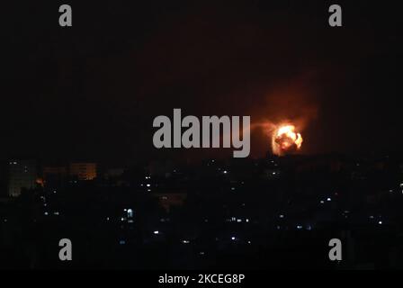 Il fumo aumenta dopo uno sciopero aereo israeliano a Gaza City il 13 maggio 2021. (Foto di Majdi Fathi/NurPhoto) Foto Stock