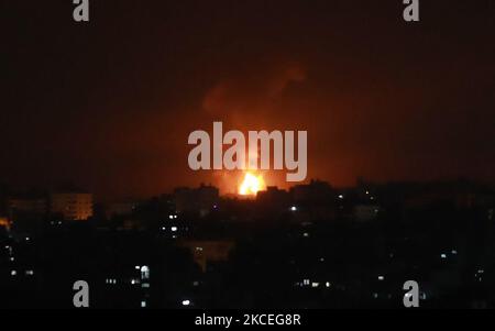 Il fumo aumenta dopo uno sciopero aereo israeliano a Gaza City il 13 maggio 2021. (Foto di Majdi Fathi/NurPhoto) Foto Stock