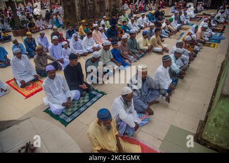 Il 14 maggio 2021-Bogra, Bangladesh: I musulmani in Bangladesh hanno partecipato alla preghiera di Eid-ul-Fitr senza mantenere l'allontanamento sociale tra il coronavirus. (Foto di Masfiqur Sohan/NurPhoto) Foto Stock