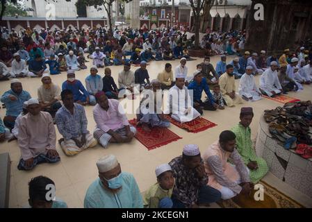 Il 14 maggio 2021-Bogra, Bangladesh: I musulmani in Bangladesh hanno partecipato alla preghiera di Eid-ul-Fitr senza mantenere l'allontanamento sociale tra il coronavirus. (Foto di Masfiqur Sohan/NurPhoto) Foto Stock