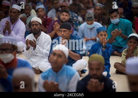 Il 14 maggio 2021-Bogra, Bangladesh: Il 14 maggio 2021 la gente prega accanto ad una moschea a Bogra, in Bangladesh. I musulmani in Bangladesh stanno seguendo le norme di sicurezza sanitaria il giorno di Eid-UL-Fitr (Foto di Masfiqur Sohan/NurPhoto) Foto Stock