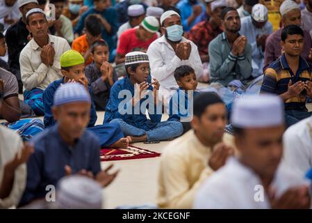 I musulmani pregano al di fuori di una moschea a Bogra, in Bangladesh, il 14 maggio 2021. (Foto di Masfiqur Sohan/NurPhoto) Foto Stock