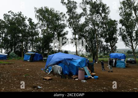 Una visione generale del campo migrante Las Raices a Santa Cruz de Tenerife il 13rd maggio 2021, Spagna. Lo scorso anno, dalla costa occidentale del Nord Africa, sono arrivati alle Canarie ben 23.000 migranti, e molte altre migliaia sono arrivate nell'arcipelago nei primi mesi del 2021. (Foto di Juan Carlos Lucas/NurPhoto) Foto Stock