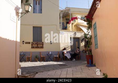 Il 13 maggio 2021 gli ospiti si siedono in una caffetteria nel quartiere Anafiotika di Atene, in Grecia. (Foto di Nikolas Kokovlis/NurPhoto) Foto Stock