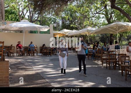 Le persone viste si sono seduti in un bar nel quartiere di Anafiotika ad Atene, in Grecia, il 13 maggio 2021. (Foto di Nikolas Kokovlis/NurPhoto) Foto Stock