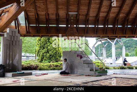 L'uomo musulmano bosniaco che indossa maschere facciali prega durante lo Shaleed, il giorno dei martiri della tradizione musulmana, viene celebrato il secondo giorno dopo il Ramadan a Potocari, Srebrenica, Bosnia-Erzegovina, il 15 maggio 2021. Il Memoriale di Potocari è un luogo di incontro per migliaia di bosniaci di Srebrenica e di tutto il paese che vengono a pregare e rendere omaggio ai loro cari uccisi nel luglio 1995. (Foto di Jose Antonio Sanchez/NurPhoto) Foto Stock