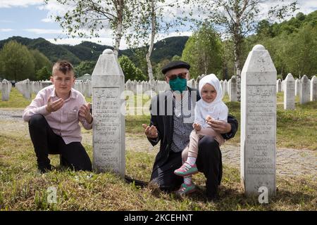 L'uomo musulmano bosniaco che indossa maschere facciali prega durante lo Shaleed, il giorno dei martiri della tradizione musulmana, viene celebrato il secondo giorno dopo il Ramadan a Potocari, Srebrenica, Bosnia-Erzegovina, il 15 maggio 2021. Il Memoriale di Potocari è un luogo di incontro per migliaia di bosniaci di Srebrenica e di tutto il paese che vengono a pregare e rendere omaggio ai loro cari uccisi nel luglio 1995. (Foto di Jose Antonio Sanchez/NurPhoto) Foto Stock