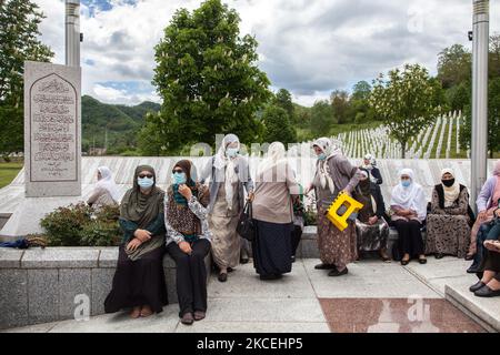 Shaleed, il giorno dei martiri della tradizione musulmana, viene celebrato il secondo giorno dopo il Ramadan a Potocari, Srebrenica, in Bosnia-Erzegovina, il 15 maggio 2021. Il Memoriale di Potocari è un luogo di incontro per migliaia di bosniaci di Srebrenica e di tutto il paese che vengono a pregare e rendere omaggio ai loro cari uccisi nel luglio 1995. (Foto di Jose Antonio Sanchez/NurPhoto) Foto Stock