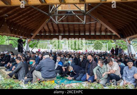 Gli uomini musulmani bosniaci che indossano maschere facciali pregano durante lo Shaleed, il giorno dei martiri della tradizione musulmana, viene celebrato il secondo giorno dopo il Ramadan a Potocari, Srebrenica, in Bosnia-Erzegovina, il 15 maggio 2021. Il Memoriale di Potocari è un luogo di incontro per migliaia di bosniaci di Srebrenica e di tutto il paese che vengono a pregare e rendere omaggio ai loro cari uccisi nel luglio 1995. (Foto di Jose Antonio Sanchez/NurPhoto) Foto Stock