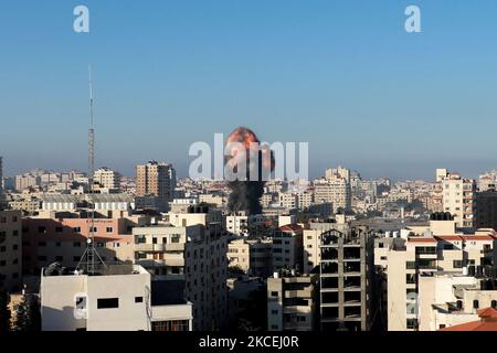 I bagliori di fumo dopo uno sciopero aereo israeliano sulla città di Gaza hanno preso di mira il composto di Ansar, collegato al movimento di Hamas, nella striscia di Gaza il 15 maggio 2021. – Israele si è trovato di fronte a un conflitto sempre più ampio il 14 maggio, in quanto è scoppiata una violenza mortale in Cisgiordania, in mezzo a un massiccio bombardamento aereo a Gaza e a disordini senza precedenti tra arabi ed ebrei all’interno del paese. (Foto di Majdi Fathi/NurPhoto) Foto Stock