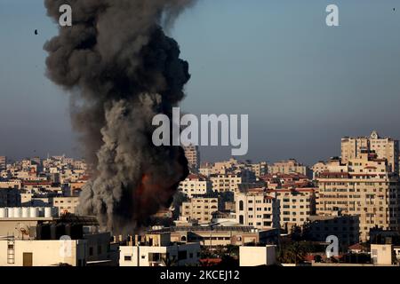 I bagliori di fumo dopo uno sciopero aereo israeliano sulla città di Gaza hanno preso di mira il composto di Ansar, collegato al movimento di Hamas, nella striscia di Gaza il 15 maggio 2021. – Israele si è trovato di fronte a un conflitto sempre più ampio il 14 maggio, in quanto è scoppiata una violenza mortale in Cisgiordania, in mezzo a un massiccio bombardamento aereo a Gaza e a disordini senza precedenti tra arabi ed ebrei all’interno del paese. (Foto di Majdi Fathi/NurPhoto) Foto Stock