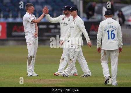 Il Brydon Carse di Durham festeggia dopo il bowling la lingua Josh di Worcesterhire durante la partita del LV= County Championship tra il Durham County Cricket Club e il Worcestershire a Emirates Riverside, Chester le Street, Regno Unito, il 14th maggio 2021. (Foto di Mark Fletcher/MI News/NurPhoto) Foto Stock