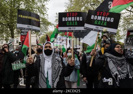 LONDRA, REGNO UNITO - 15 MAGGIO 2021: Migliaia di manifestanti si sono manifestati da Hyde Park all'ambasciata israeliana durante una protesta contro gli attacchi aerei a Gaza, il 15 maggio 2021 a Londra, Inghilterra. Il conflitto tra Israele e Palestina si è intensificato nelle ultime settimane, alimentato dalle sfratture previste delle famiglie palestinesi dalle loro case da parte di coloni ebrei nel quartiere Sheikh Jarrah di Gerusalemme est e dagli scontri con le forze di sicurezza intorno alla Città Vecchia durante il Ramadan, Portando allo scambio di attacchi aerei da parte di Hamas e dell'esercito israeliano. (Foto di Wiktor Szymanowicz/NurPhoto) Foto Stock