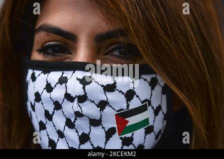 Un protester pro-palestinese visto su o'Connell Street nel centro di Dublino durante il 'Rally per la Palestina'. Sabato, 15 maggio 2021, a Dublino, Irlanda. (Foto di Artur Widak/NurPhoto) Foto Stock