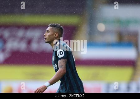 Raphinha di Leeds United durante la partita della Premier League tra Burnley e Leeds United a Turf Moor il 15 maggio 2021 a Burnley, Inghilterra. Gli stadi sportivi in tutto il Regno Unito restano soggetti a rigorose restrizioni a causa del Coronavirus Pandemic, in quanto le leggi governative di allontanamento sociale vietano ai fan di entrare nei locali, con conseguente gioco a porte chiuse. (Foto di MI News/NurPhoto) Foto Stock